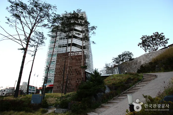 Seoul City Wall Museum (한양도성박물관)