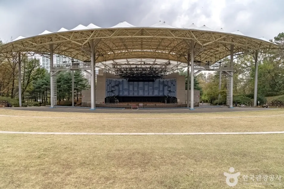 Seongnam Outdoor Theater (성남시 야외공연장)