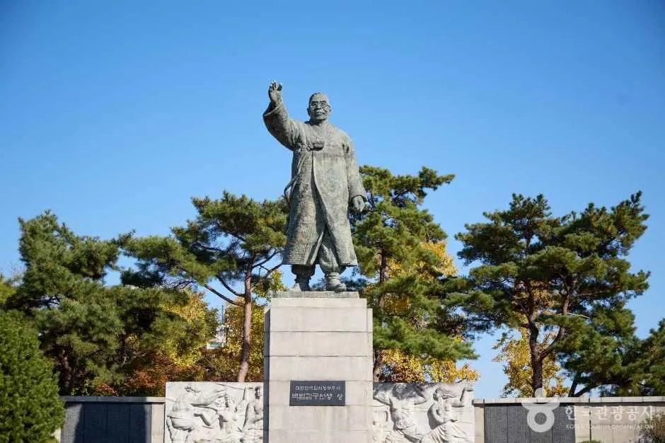 Baekbeom Kim Koo Statue (Baekbeom Plaza) (백범광장(백범 김구선생 동상))