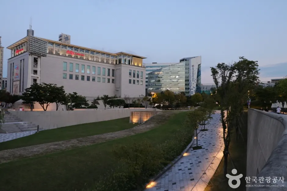 Dongdaemun History & Culture Park (동대문역사문화공원)