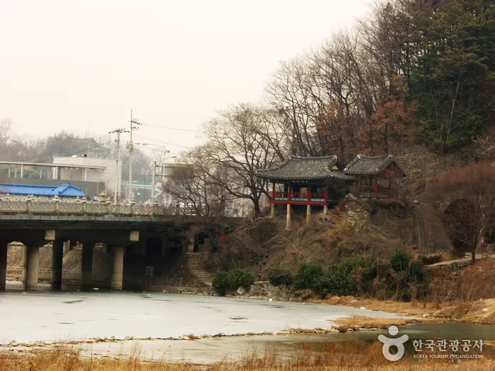 Hanbyeokdang Pavilion (한벽당)