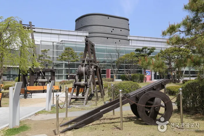 Suwon Hwaseong Museum (수원화성박물관)