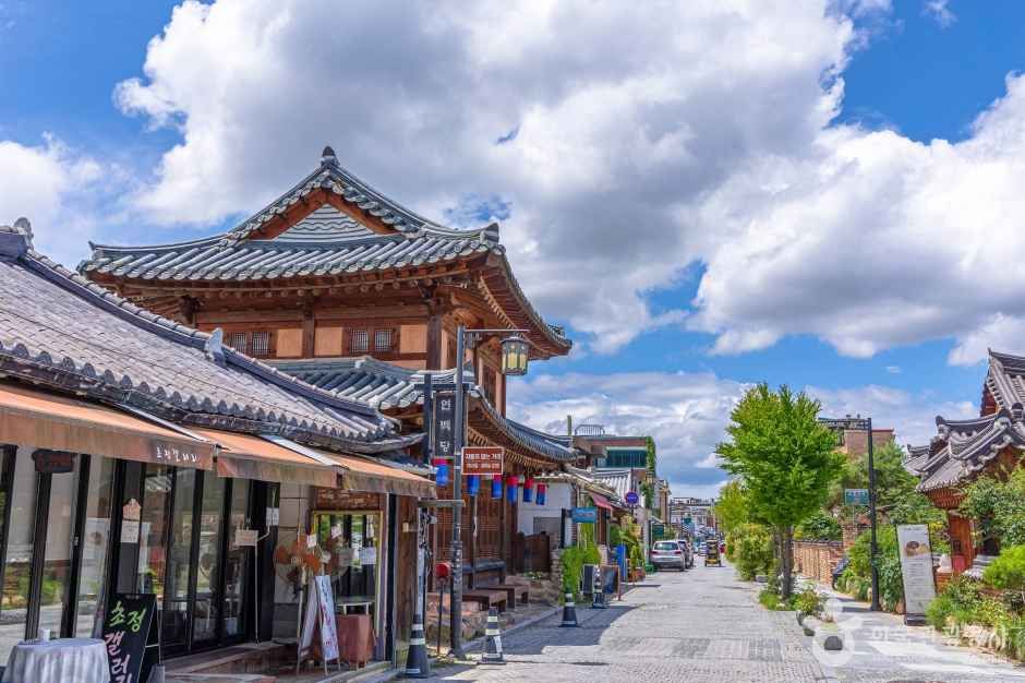 Jeonju Hanok Village rooftops