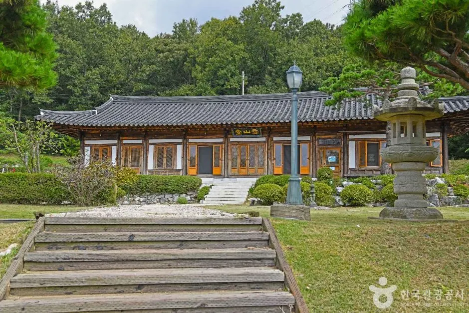 Lotus Lantern International Meditation Center (연등국제선원)