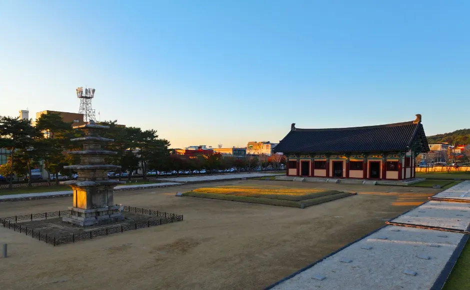 Jeongnimsa Temple Site & Sabi-gil (정림사지와 사비길)