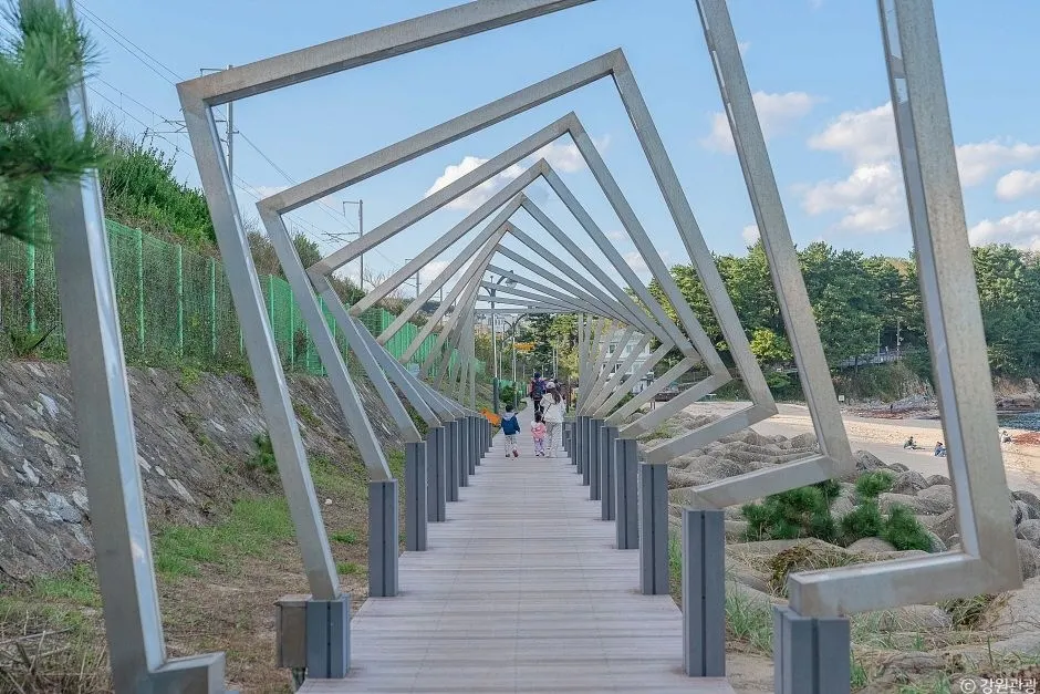 Hanseomhaebyeon Beach & Hanseom Gamseong Sea Trail (한섬해변&한섬감성바닷길)