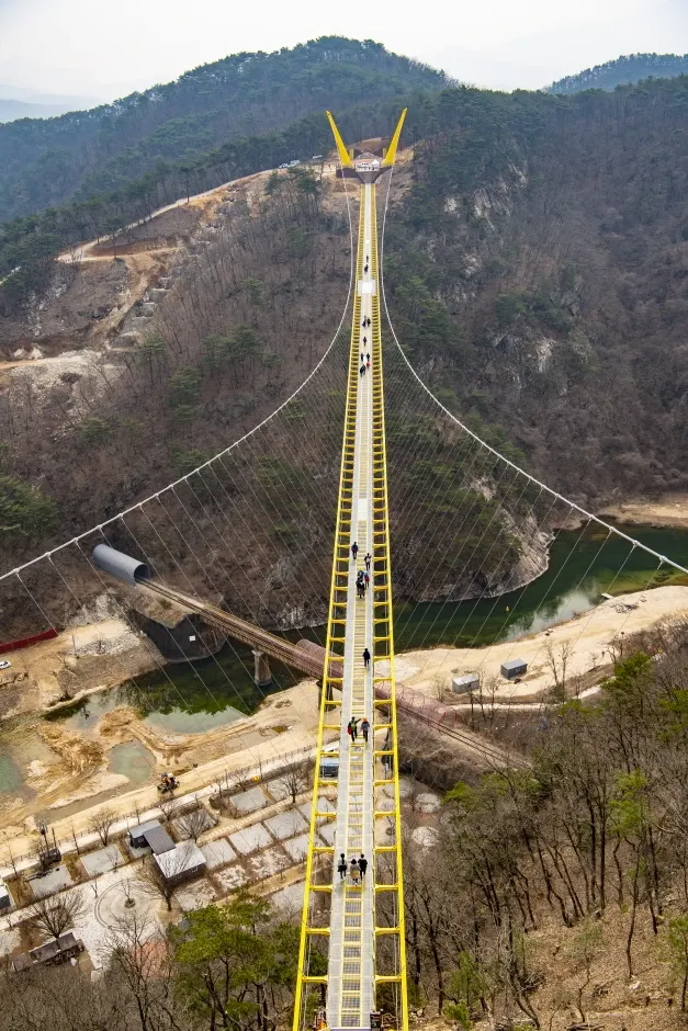 Wonju Sogeumsan Ulleong Bridge (원주 소금산 울렁다리)
