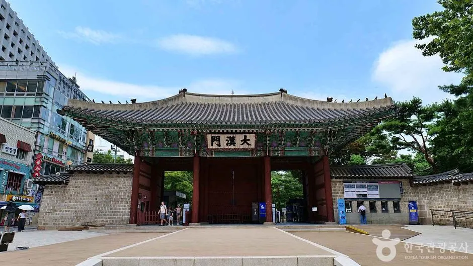 Deoksugung Palace's Daehanmun Gate (덕수궁 대한문)